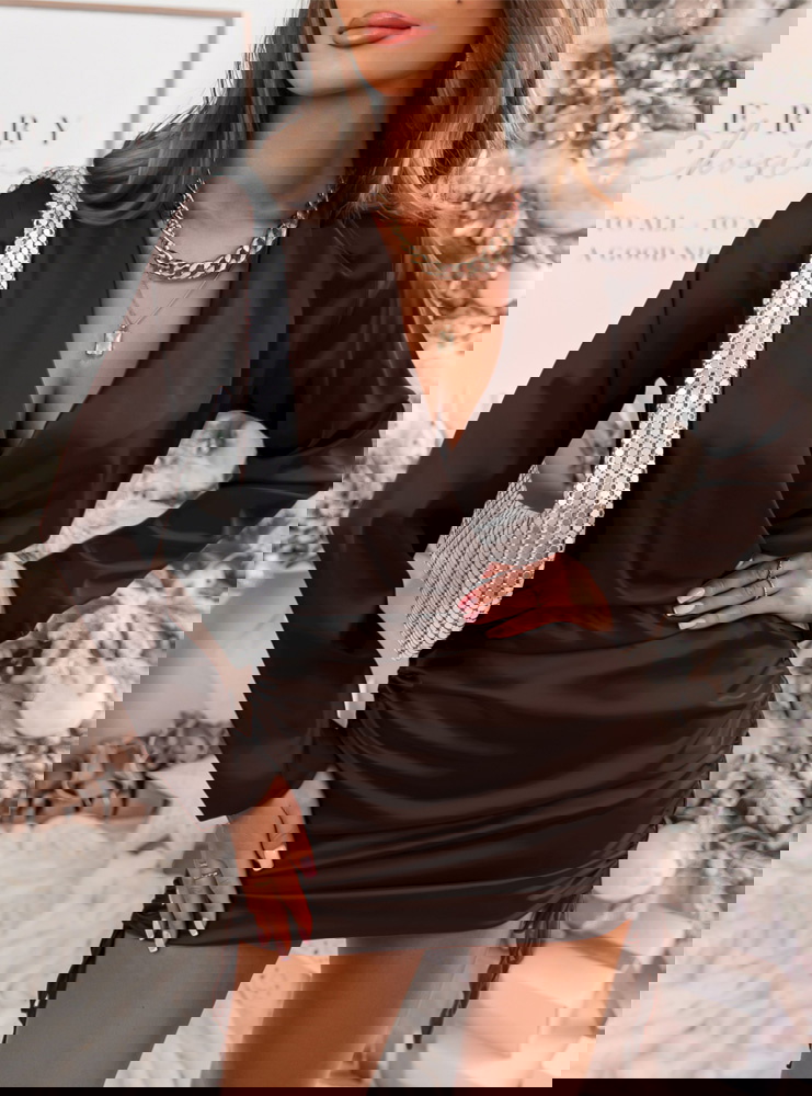 Czekoladowa satynowa sukienka ze...