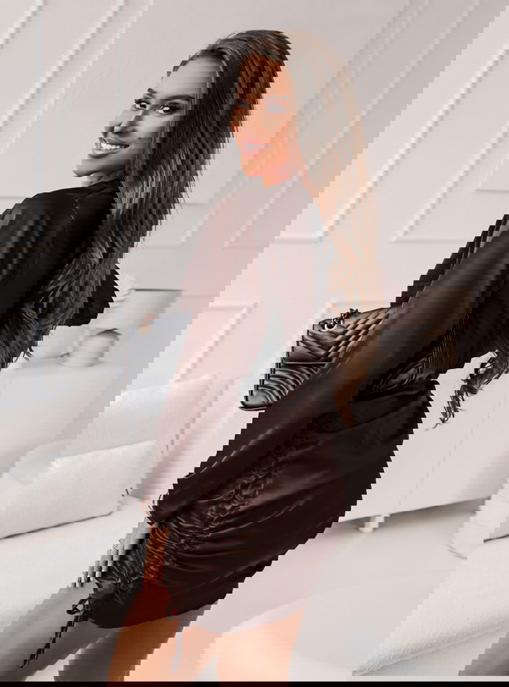 Czekoladowa satynowa sukienka ze...