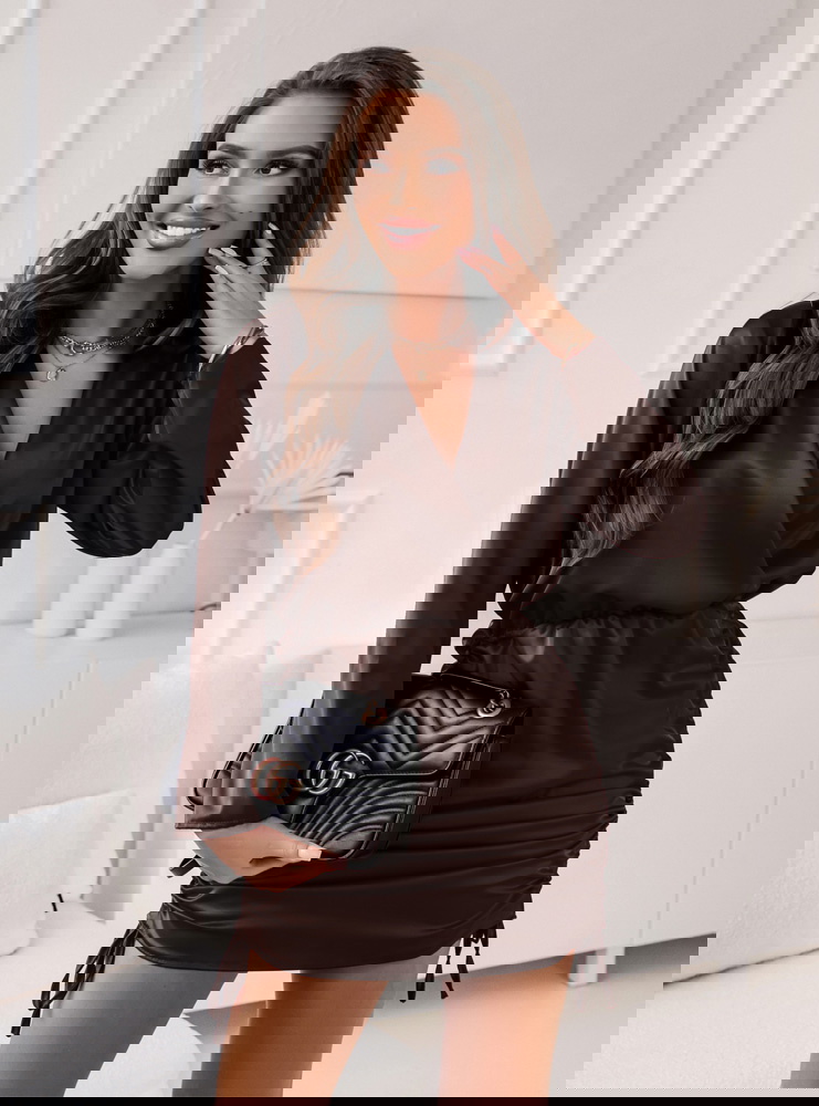 Czekoladowa satynowa sukienka ze...