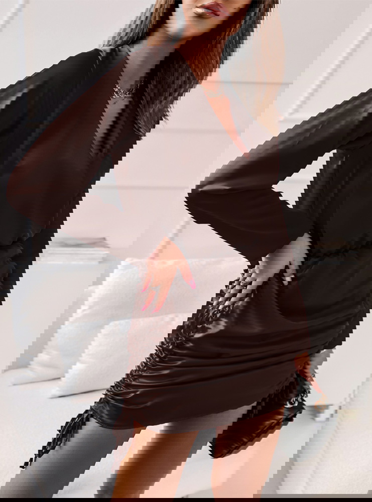 Czekoladowa satynowa sukienka ze...