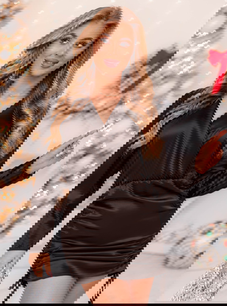 Czekoladowa satynowa sukienka ze...