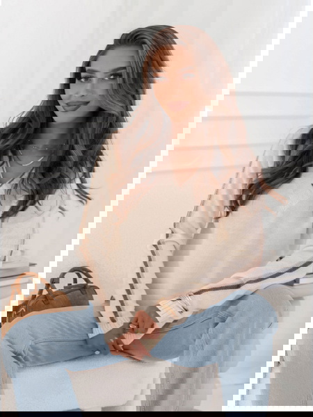 Sweter z dekoltem w serek...