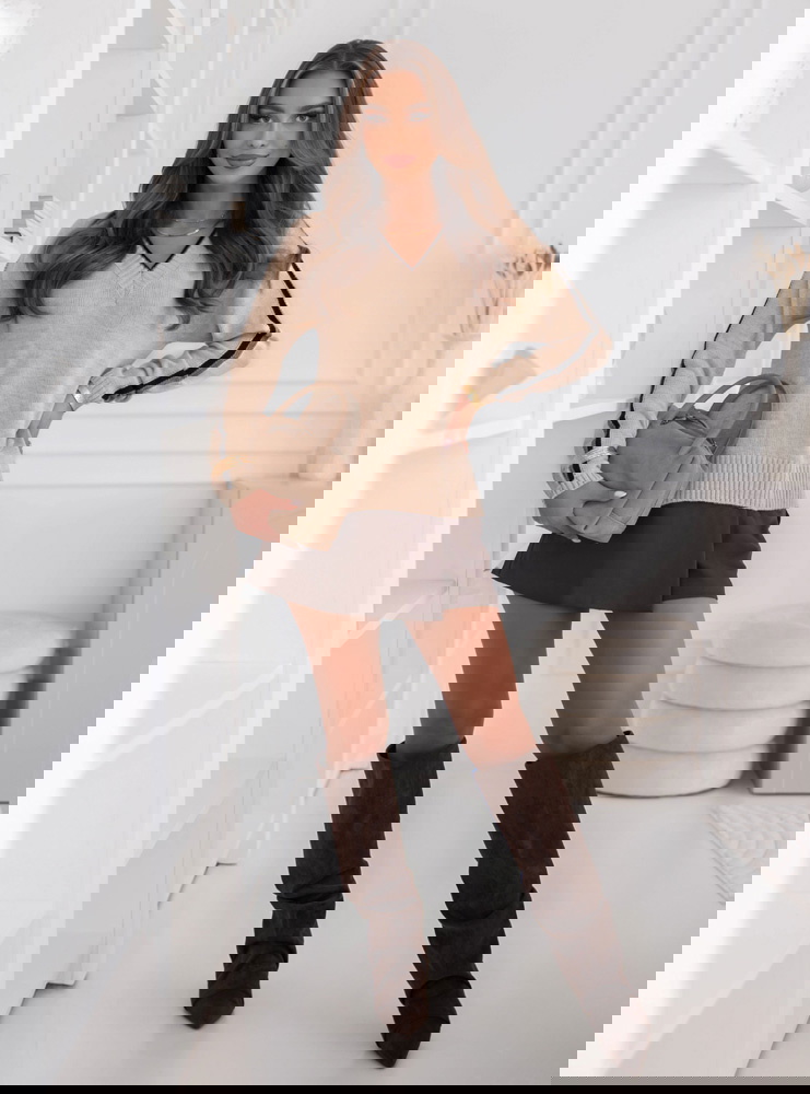 Beżowy sweter z dekoltem w serek Emerlie