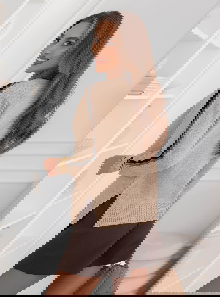 Beżowy sweter z dekoltem w serek Emerlie