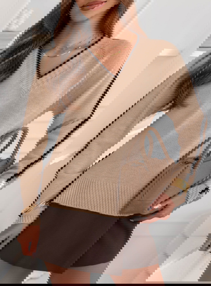 Beżowy sweter z dekoltem w serek Emerlie