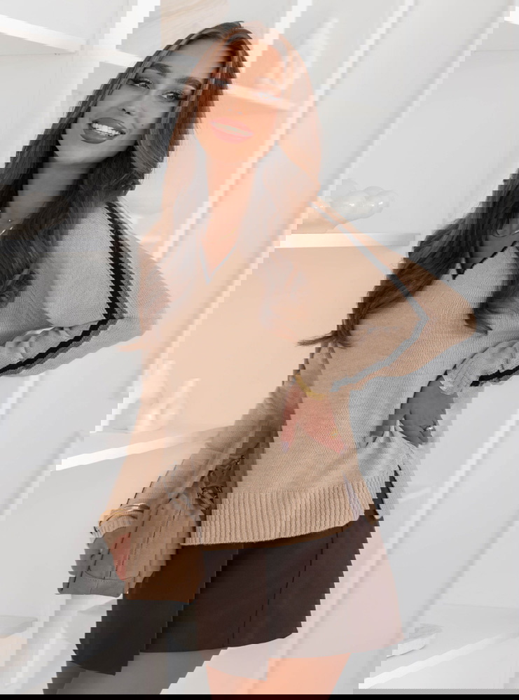 Beżowy sweter z dekoltem w serek Emerlie