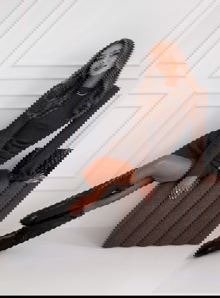 Czekoladowa prążkowana sukienka mini...