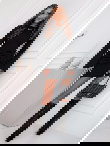 Czarna prążkowana sukienka...