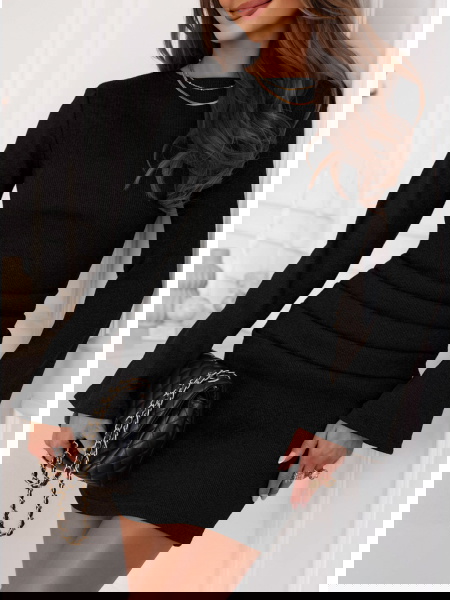 Czarna prążkowana sukienka... 2