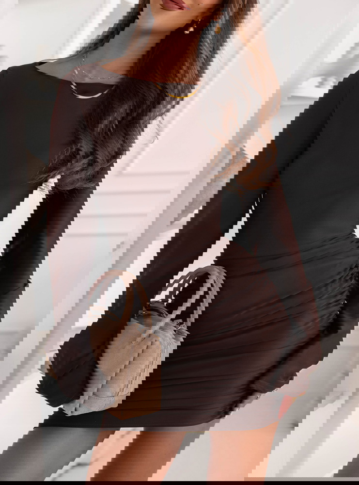 Czekoladowa dopasowana sukienka mini z marszczeniami po bokach Effney