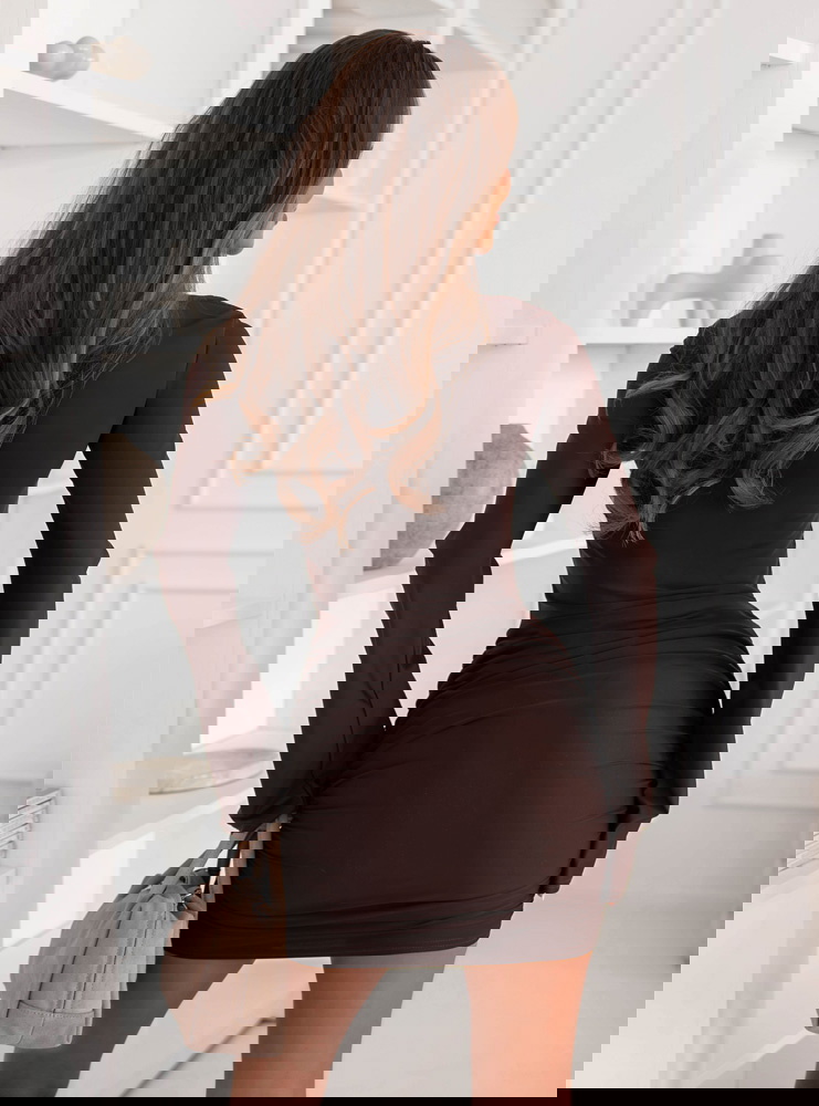 Czekoladowa dopasowana sukienka mini...