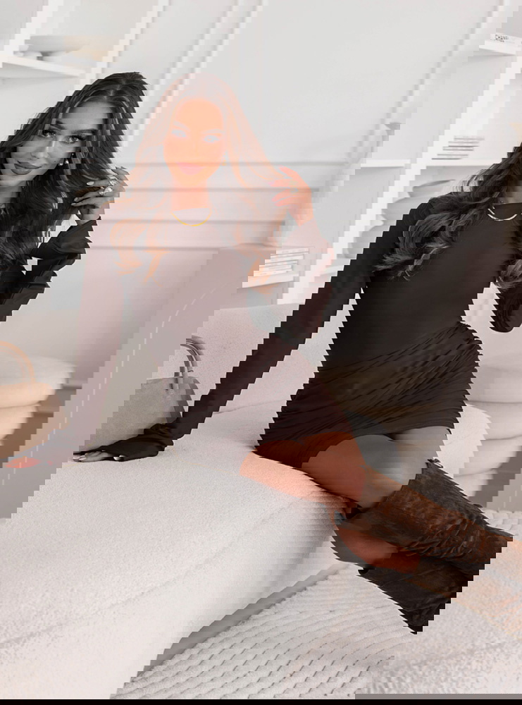 Czekoladowa dopasowana sukienka mini...