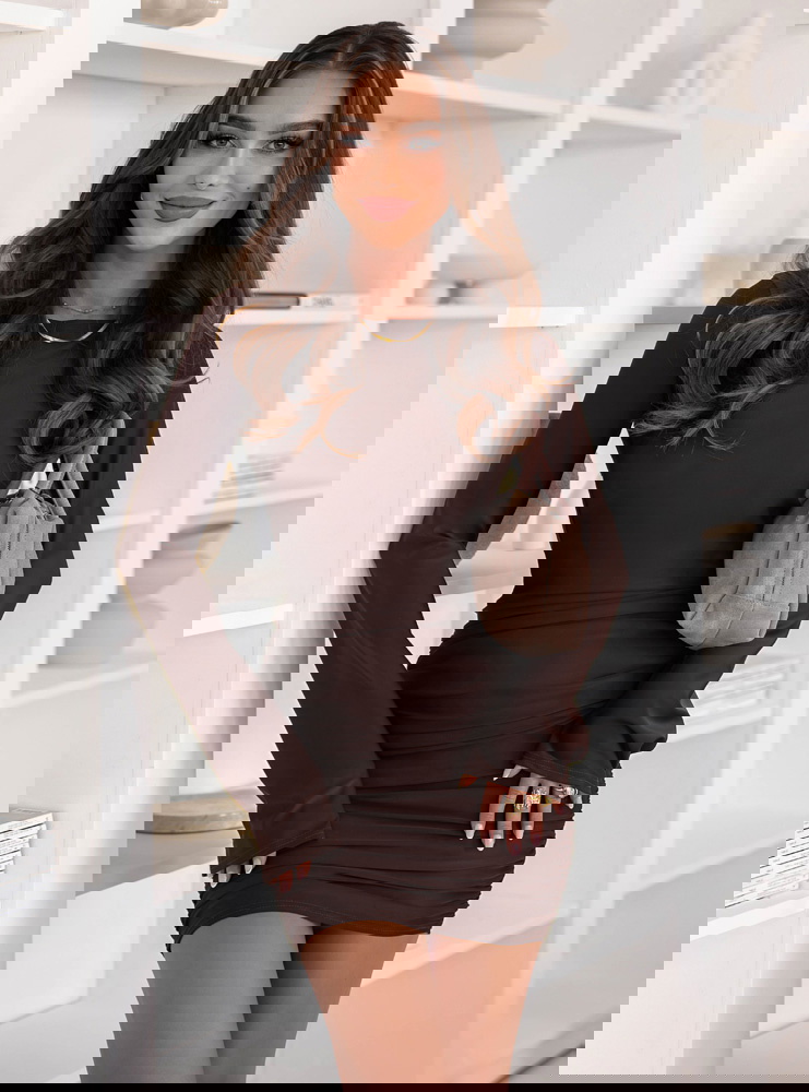 Czekoladowa dopasowana sukienka mini...