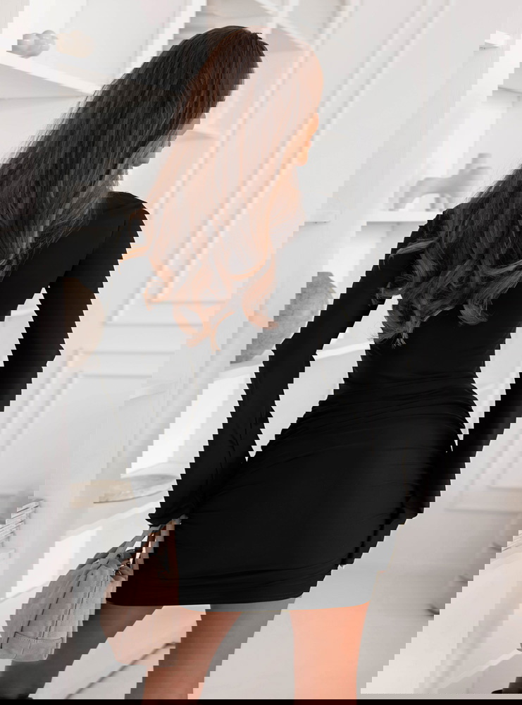 Czarna dopasowana sukienka mini z...