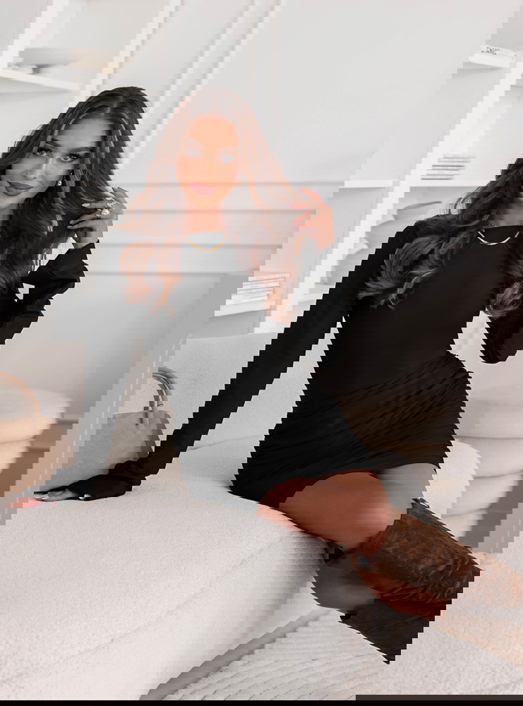 Czarna dopasowana sukienka mini z...