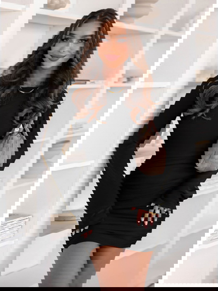 Czarna dopasowana sukienka...