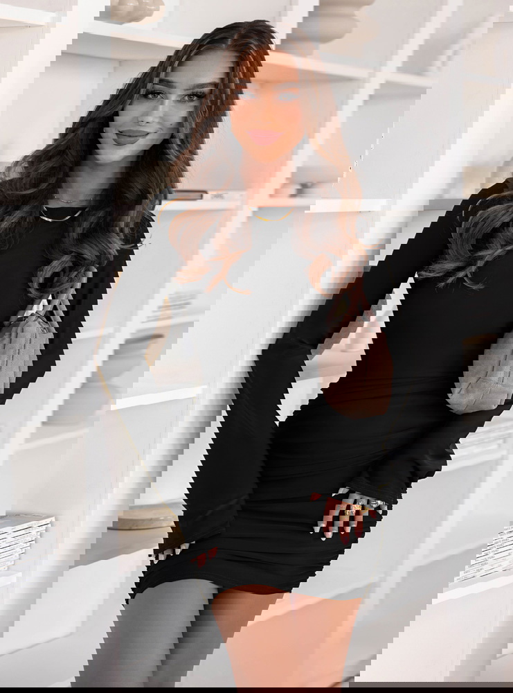 Czarna dopasowana sukienka mini z...