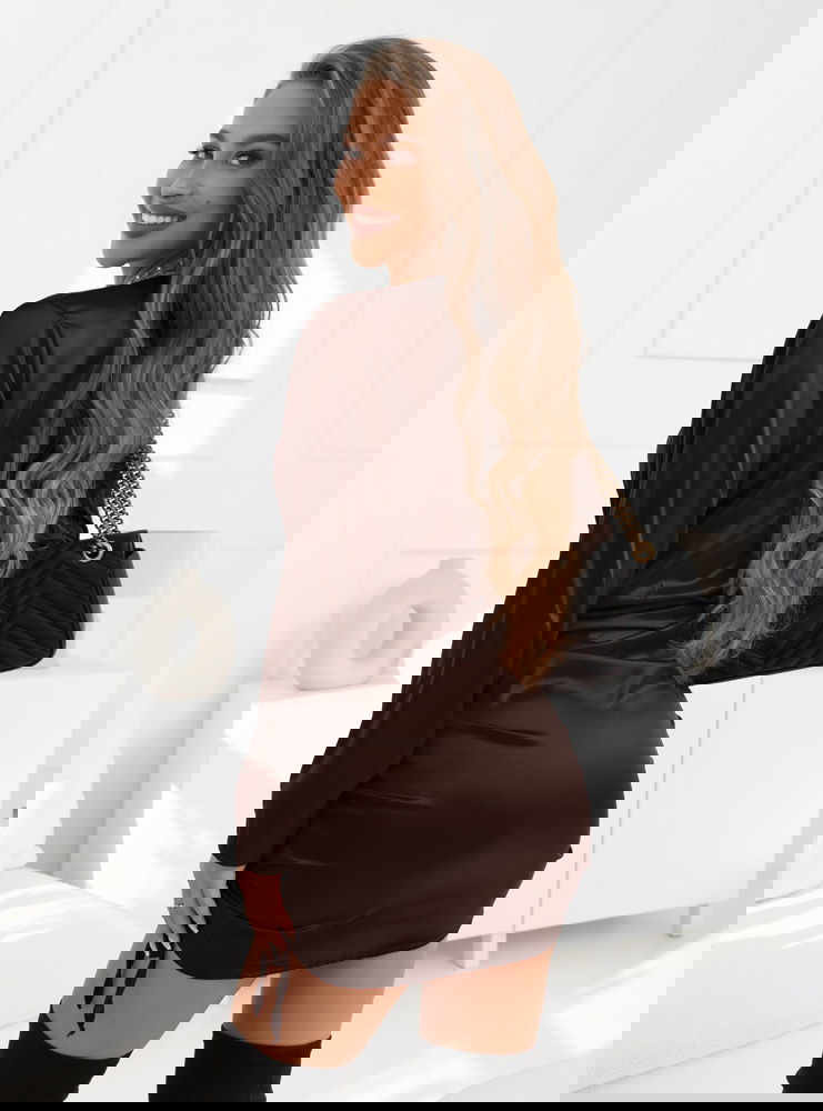 Czekoladowa satynowa sukienka ze...