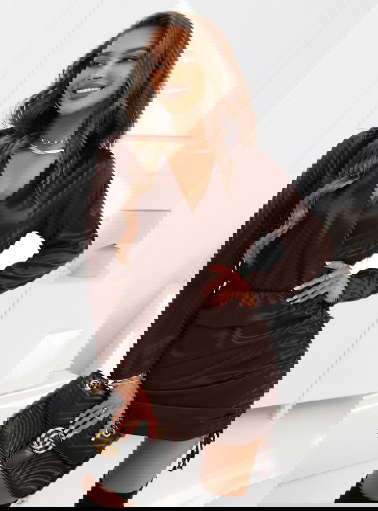 Czekoladowa satynowa sukienka ze...