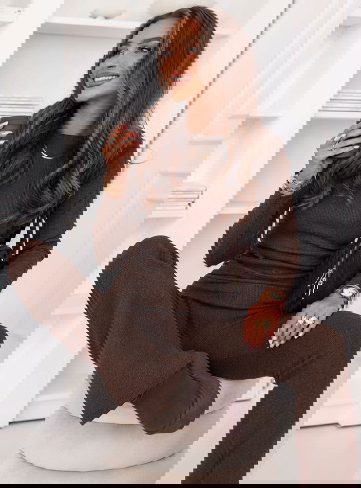 Czekoladowy prążkowany komplet dopasowana bluzka i spodnie Yamileth