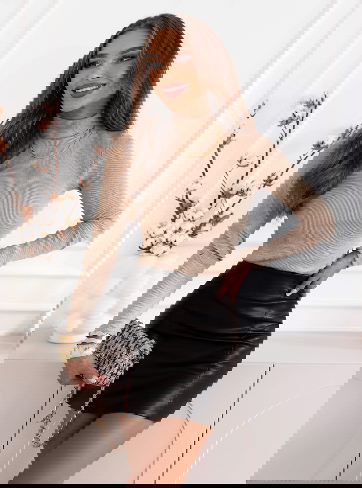 Beżowa prążkowana bluzka z półgolfem...