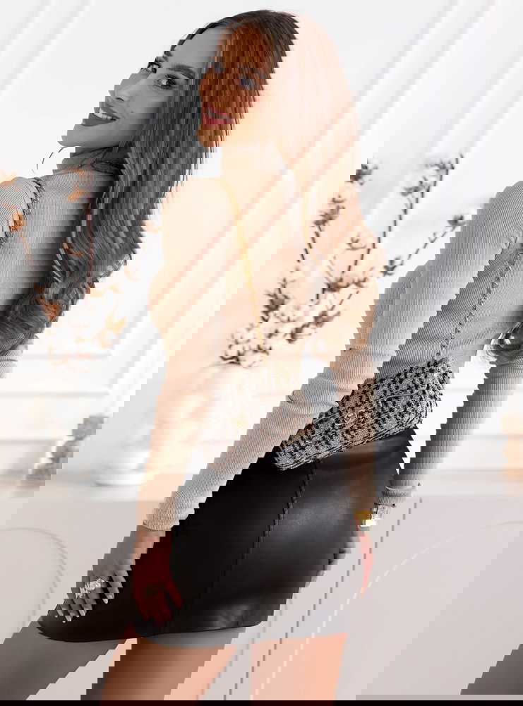 Beżowa prążkowana bluzka z półgolfem...