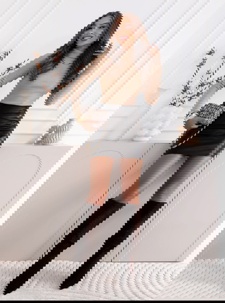 Beżowa prążkowana bluzka z półgolfem...