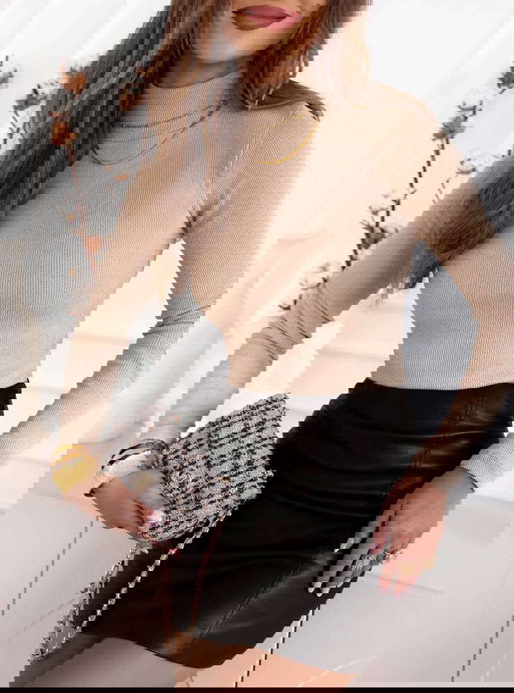 Beżowa prążkowana bluzka z półgolfem...