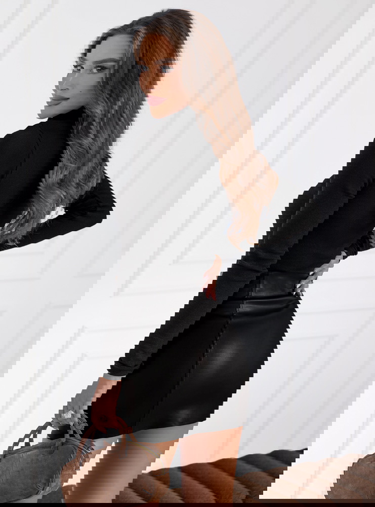 Czarna prążkowana bluzka z półgolfem...