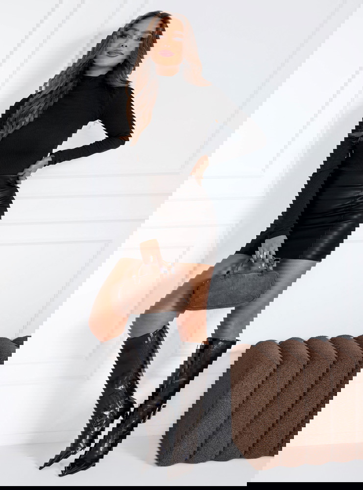 Czarna prążkowana bluzka z półgolfem...