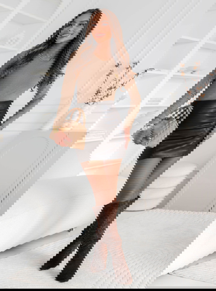 Ciemnobeżowa koszulka na długi rękaw...