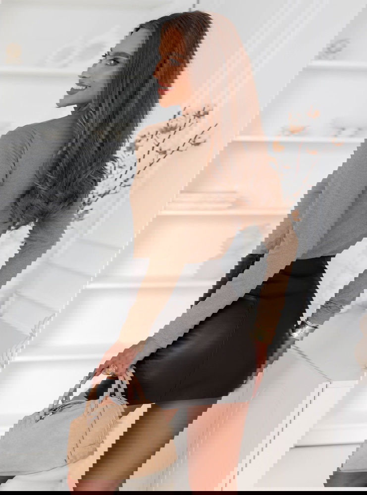 Ciemnobeżowa koszulka na długi rękaw...