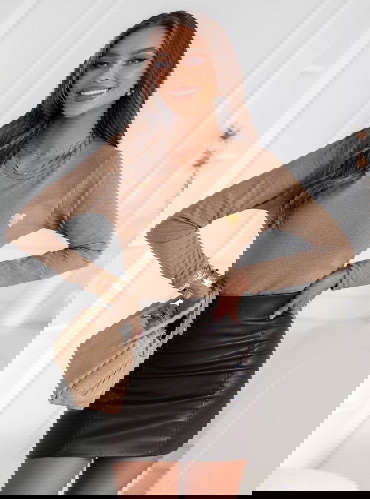 Ciemnobeżowa koszulka na długi rękaw...