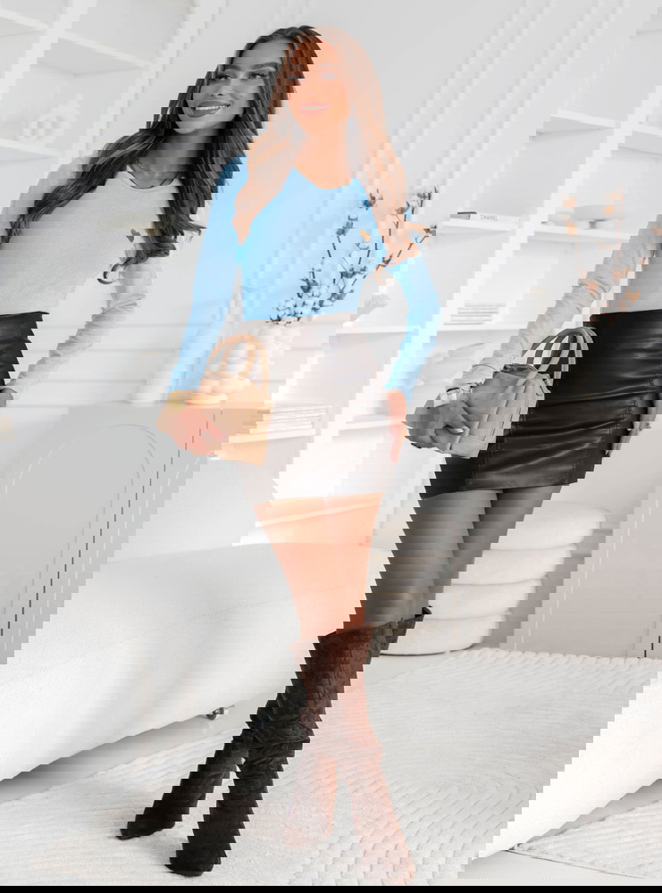 Błękitna koszulka na długi rękaw z...