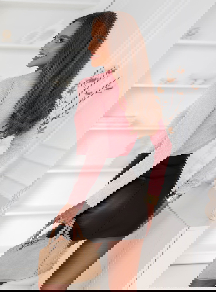 Pudrowa koszulka na długi rękaw z...