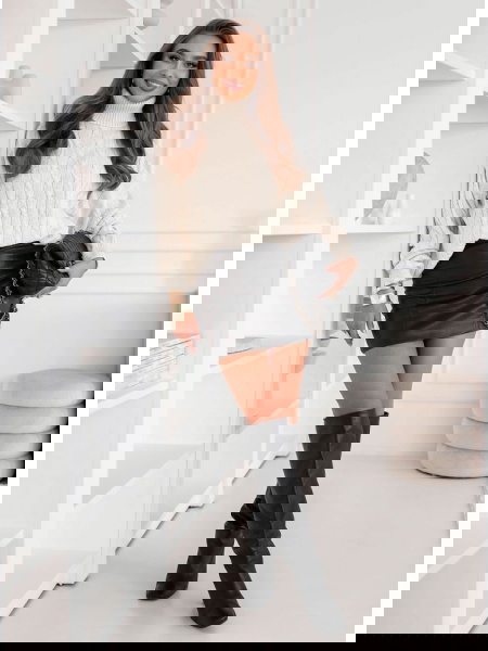 Beżowy sweter z golfem i... 2