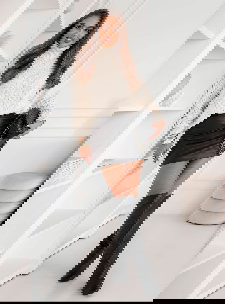 Beżowy sweter z golfem i ozdobnym...