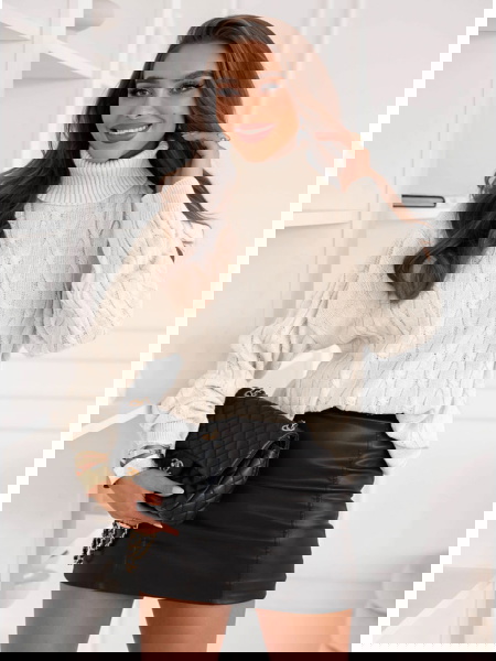 Beżowy sweter z golfem i...