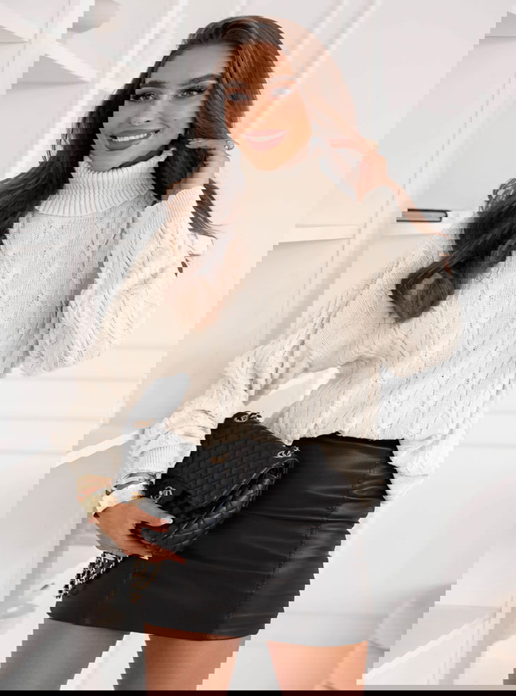 Beżowy sweter z golfem i ozdobnym...