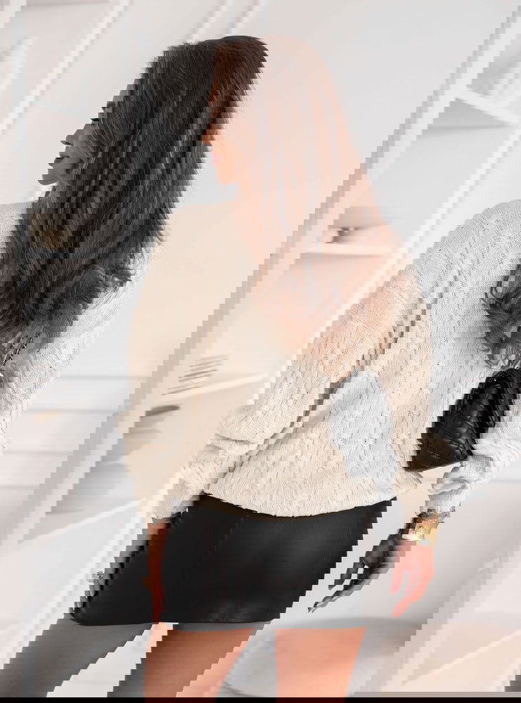 Beżowy sweter z golfem i ozdobnym...