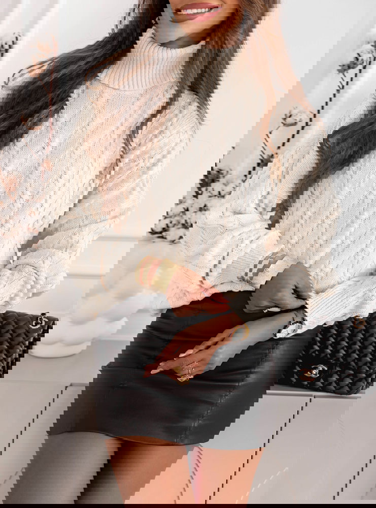 Beżowy sweter z golfem i ozdobnym...