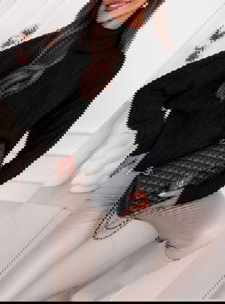 Czarny sweter z golfem i ozdobnym...