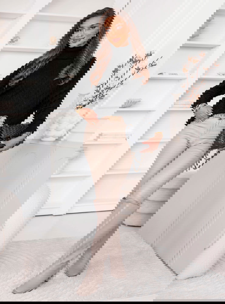 Czarny sweter z golfem i ozdobnym...