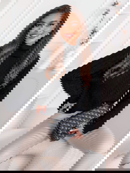 Czarny sweter z golfem i...