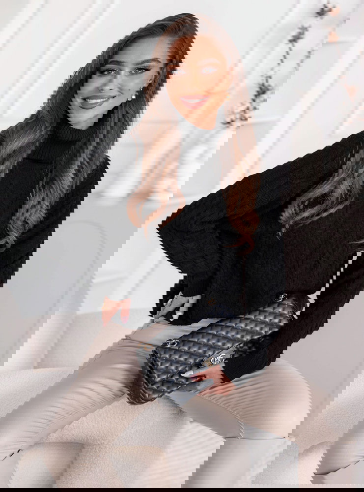 Czarny sweter z golfem i ozdobnym...