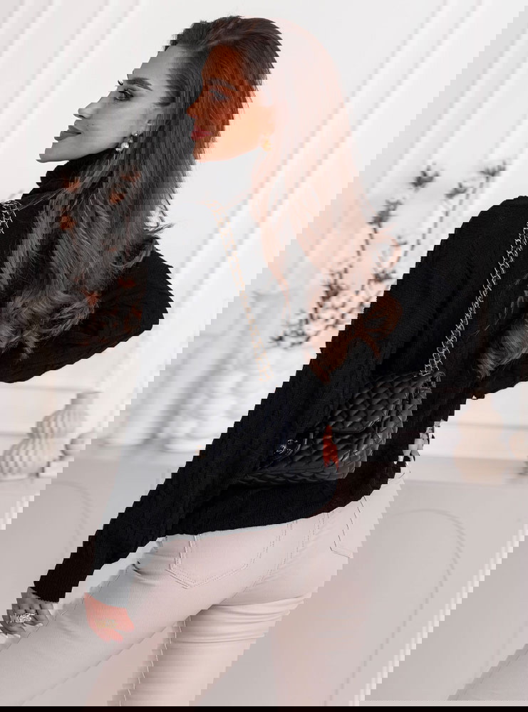 Czarny sweter z golfem i ozdobnym...