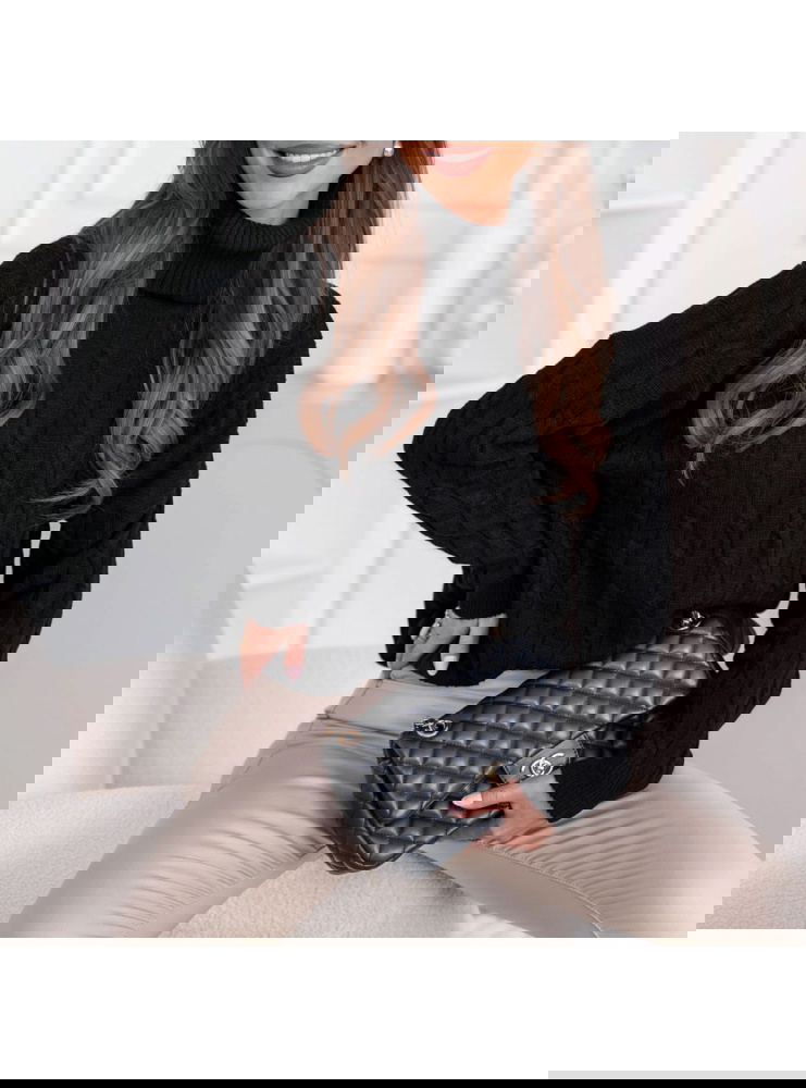 Czarny sweter z golfem i ozdobnym...