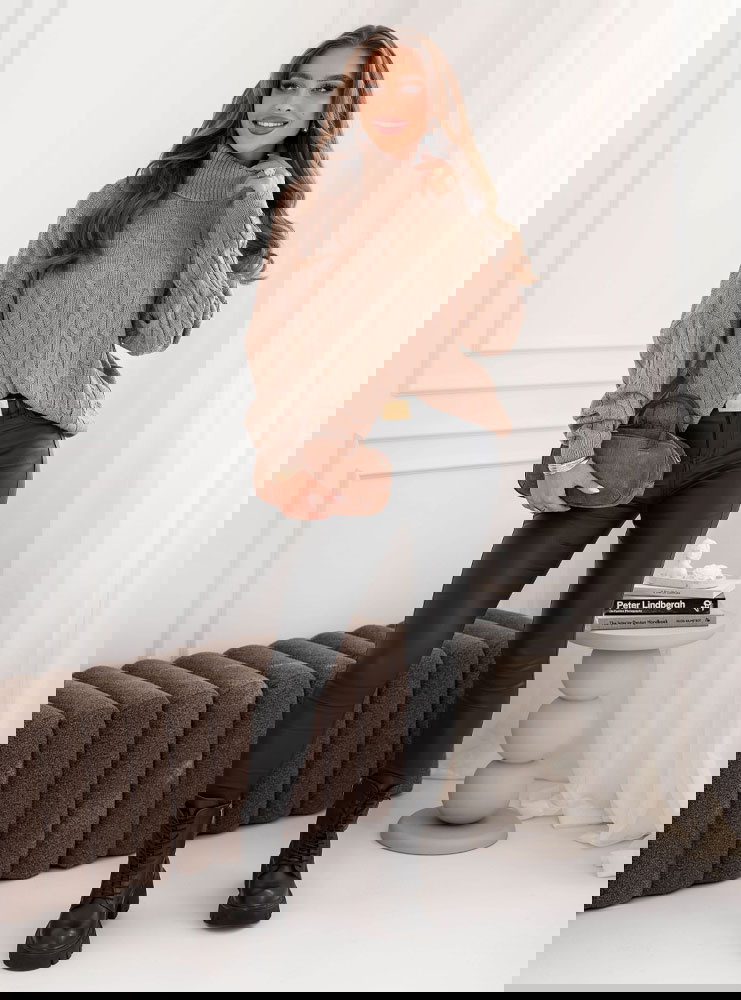 Sweter z golfem i ozdobnym splotem...