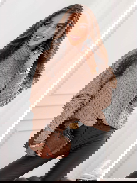 Sweter z golfem i ozdobnym...