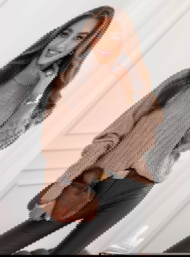 Sweter z golfem i ozdobnym splotem...